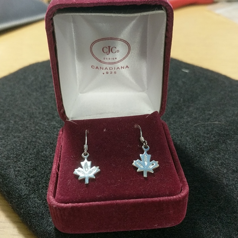 Silver maple leaf earrings
